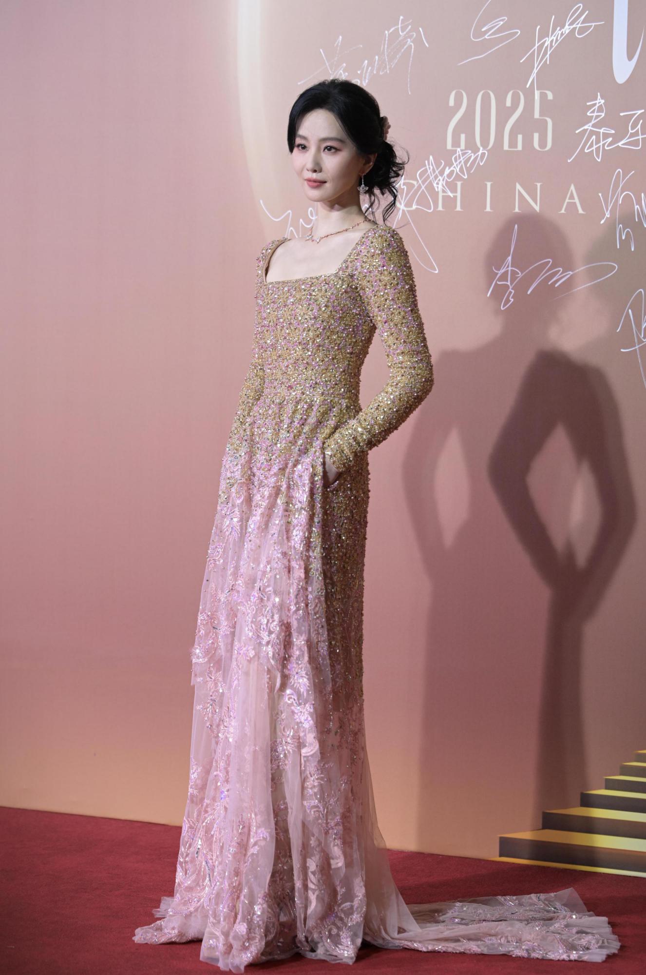 刘诗诗抹胸连身礼服露背现场生图照[9]